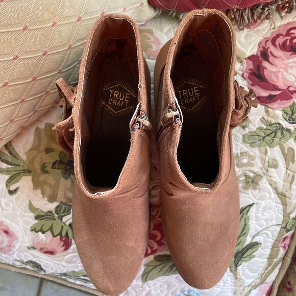 True Craft 7.5 tan faux suede ankle boots with fringe TC Wesley NWOT - Picture 9 of 9